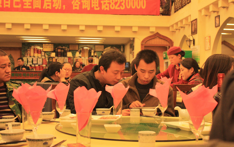 2010年12日1日，公司為行政部陸經(jīng)理在內(nèi)的同事舉辦了生日聚餐和K歌等活動，天度一直堅持每位員工舉行生日祝?；顒?，同時公司每月舉行活動、各部門每周組織活動，就像一個大家庭，我們倡導快樂生活、快樂工作的模式，讓每位天度人都能感受到家的溫暖