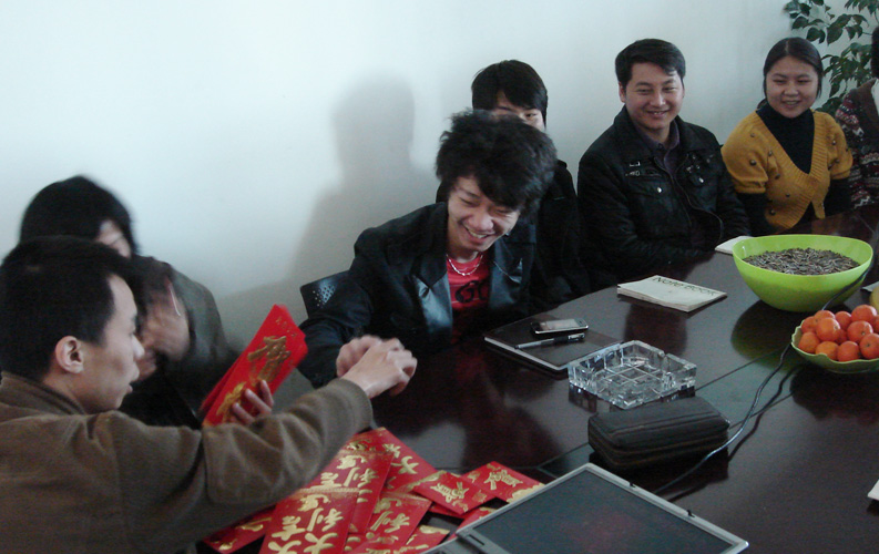 2008年是昆明天度網(wǎng)絡(luò)公司豐碩累累的一年，在眾多天度人的齊心協(xié)力下，我們堅持自己的專業(yè)原則、堅持品質(zhì)創(chuàng)造價值，并獲得了良好的市場業(yè)績。目前公司已經(jīng)完成新一輪的辦公室裝修，在2009年天度將繼續(xù)堅持走專業(yè)、專業(yè)的服務(wù)路線，并將擴建原有商務(wù)部、組建新的電子商務(wù)運營部，從而為客戶提供更有價值的服務(wù)。