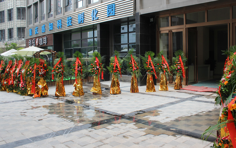 重慶天度網(wǎng)絡(luò)信息技術(shù)有限公司于2015年7月10日盛大開業(yè)，同日，云南天度集團與重慶仙桃數(shù)據(jù)谷正式簽訂《投資協(xié)議》，天度將投資在重慶市渝北區(qū)建立200-300人的技術(shù)研發(fā)基地，公司位于重慶市渝北區(qū)黃龍路28號朗俊中心3棟5樓（整層），服務(wù)熱線：023-6796 7888