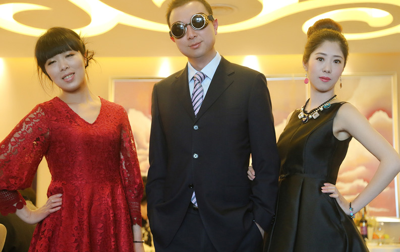 盛裝出席的天度人，連平時(shí)內(nèi)向的女程序猿也換上禮服、踩上了高跟鞋