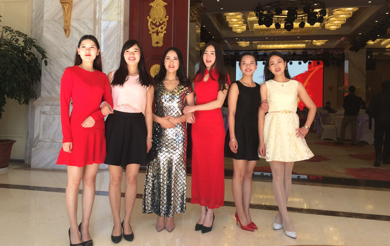 天度同事們都盛裝出席了本次內(nèi)部表彰大會(huì)，女同事們也打扮得美美的自愿承當(dāng)禮儀小姐，按照12年來(lái)的傳統(tǒng)，天度集團(tuán)的內(nèi)部年會(huì)及表彰大會(huì)均為員工及員工家屬參加，并未邀請(qǐng)領(lǐng)導(dǎo)、客戶等外部嘉賓參加，這是屬于我們自己的年度盛宴，大家可以盡情HAPPY！