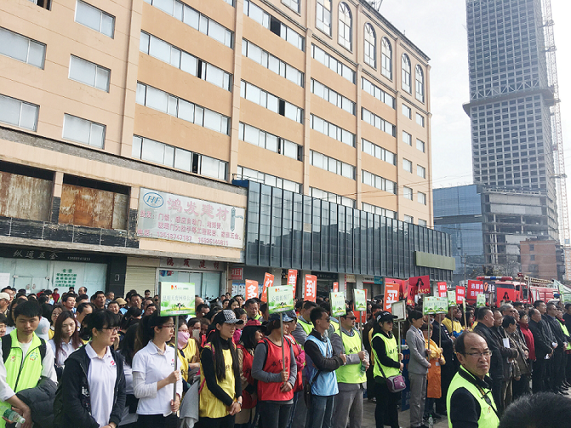2017年3月5日，是我國第54個學(xué)雷鋒紀(jì)念日。3月份的春天萬物復(fù)蘇，百花齊放。陽光透過淡薄的云層照耀著大地，它的萬道金光愉快地普照著萬物。春風(fēng)拂面,是那么清柔,那么親切,就像是雷鋒的精神一直溫暖著、鼓舞著我們!