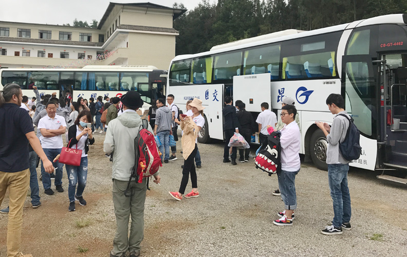 效率高、出色、快捷——是天度人一貫的作風(fēng)。在過去的工作中，前端組和設(shè)計組犧牲了周末休息的時間加班；程序的小伙伴夜以繼日溝通需求；商務(wù)部的精英不斷拓展新客戶。在全體天度人的努力拼搏下，8月業(yè)績突出！領(lǐng)導(dǎo)層商議決定9月前往龍潤大龍?zhí)缎蓍e生態(tài)園進(jìn)行休閑度假活動。一下車，清爽的微風(fēng)拂面而來，小伙伴們精神抖擻，向活動場地出發(fā)