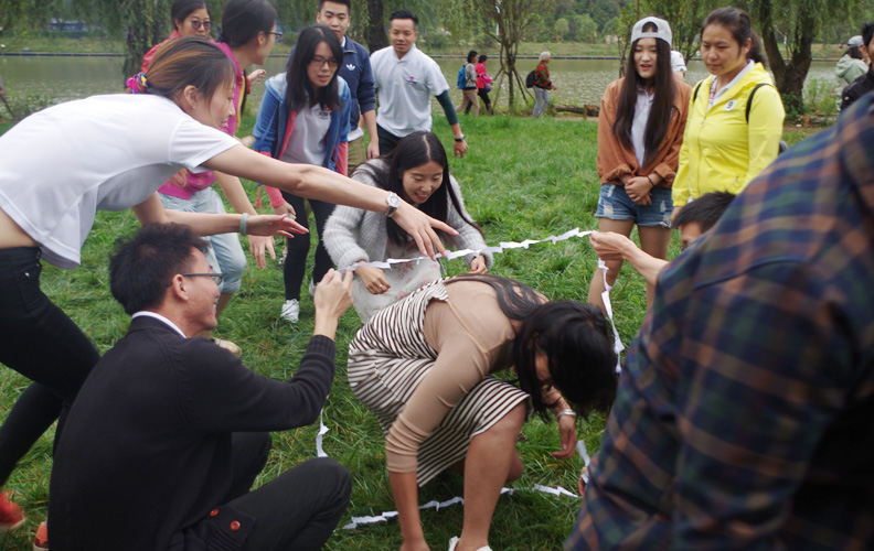 接下來，鍛煉團(tuán)體攜手合作的小活動：傳送門跨越、蒙眼繞開障礙物、跨越橫線等游戲，在現(xiàn)場老師的帶領(lǐng)下徐徐展開。