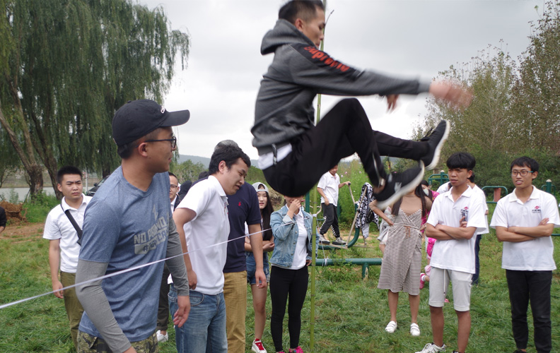 四個小隊(duì)依次完成跨越橫線，每個小伙伴臉上洋溢著愉悅的笑容！此時此刻結(jié)果如何并不重要，重要的是在游戲中我們收獲了親密無間的高度默契和隊(duì)友間無條件的信任！