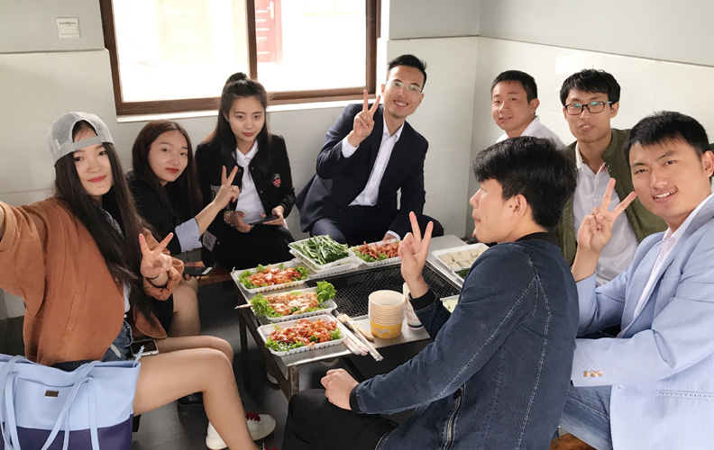 自由活動時間結(jié)束后是大家期盼已久的燒烤大餐！雞翅、雞尖、青瓜、豆腐、牛肉、五花肉、韭菜、洋芋……等葷素搭配，營養(yǎng)均衡！