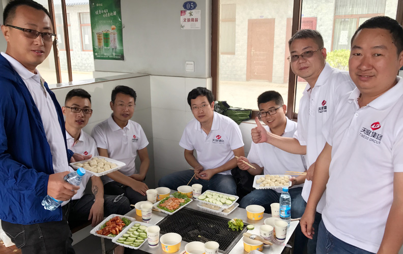 每一次的相聚都體現(xiàn)著團(tuán)結(jié)、友誼。隊(duì)友們不分彼此，共同分享著自己的成果！