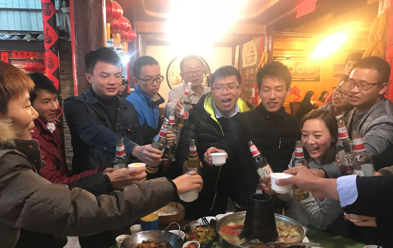 這是釋下重負(fù)之后的輕松，是擺脫一切羈絆后的自在。