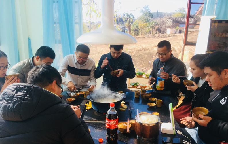 拍照留影后品嘗麗江特色土雞火塘火鍋，火塘正中翻滾中濃厚、香醇的雞湯，外圍是玉米、土豆等粗糧燒烤，一溫、一熱，相得益彰！