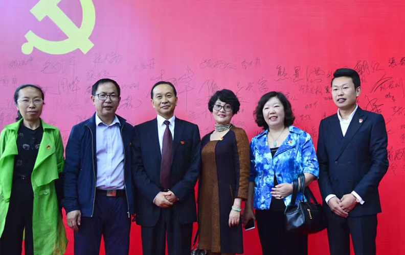通過(guò)在“七一”建黨日期間組織以“深入學(xué)習(xí)貫徹習(xí)近平總書(shū)記系列講話(huà)精神”為主題的黨課并開(kāi)展座談?dòng)懻摚龠M(jìn)了黨員思想素質(zhì)和道德修養(yǎng)的發(fā)展，提高了黨員的黨性認(rèn)識(shí)、責(zé)任意識(shí)、表率意識(shí)，從而使黨員更加自覺(jué)接受群眾監(jiān)督，在學(xué)中做，在做中學(xué)，理論聯(lián)系實(shí)際。
