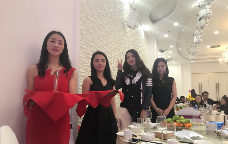 年會(huì)現(xiàn)場(chǎng)的司儀們也由集團(tuán)內(nèi)部選出，換上禮服之后，個(gè)個(gè)神態(tài)從容不迫，舉止文雅大方。