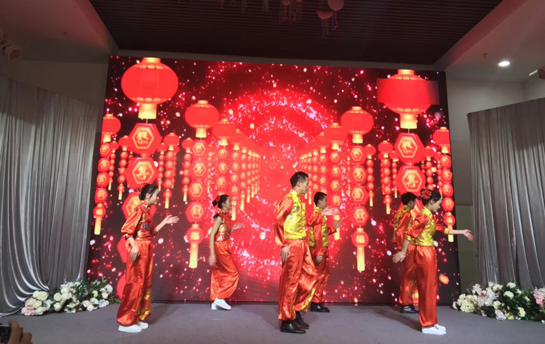接下來(lái)由集團(tuán)內(nèi)部員工為天度家人們呈現(xiàn)各類(lèi)精彩紛呈的表演，這也是天度的小伙伴們?cè)诠ぷ髦?，抽時(shí)間排練的成果。