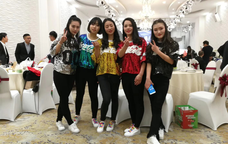 至此年會(huì)結(jié)束，為2017畫(huà)上了一個(gè)句號(hào)。2018年，未來(lái)，天度集團(tuán)還將繼續(xù)保持對(duì)互聯(lián)網(wǎng)行業(yè)的熱愛(ài)以及專(zhuān)業(yè)，不斷自我進(jìn)化，持續(xù)前進(jìn)，努力成為、的互聯(lián)網(wǎng)公司，所有天度人將依然并肩同行，燃燒天度人的熱情！