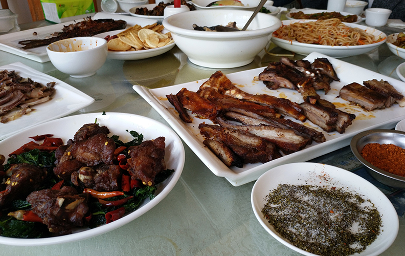 上午11點(diǎn)整，小伙伴們準(zhǔn)時(shí)到達(dá)目的地。隨著菜肴入席，整個(gè)現(xiàn)場(chǎng)頓時(shí)沸騰起來(lái)。