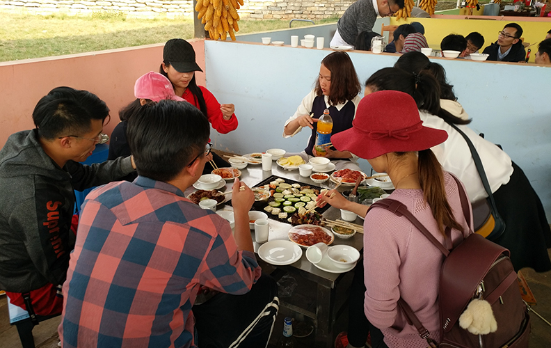 燒烤伴著啤酒，歡聲笑語(yǔ)隨著縷縷炊煙縈繞在空中，吃著自己親手烤制出的美食，暢聊著自己在工作和生活中遇到的各種趣事，其樂(lè)融融！整個(gè)活動(dòng)氣氛非常熱烈